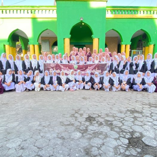 AGENDA TAHUNAN ZIARAH WALI MADURA-SURABAYA SANTRI PUTRI PONPES PENDIDIKAN ULUWIYAH